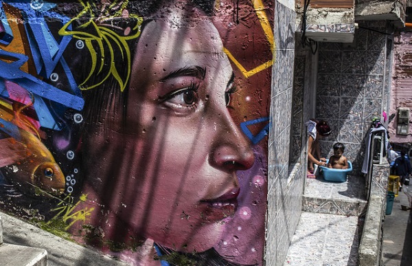 Ảnh: Juancho Torres Nhiếp ảnh gia Juancho Torres có dịp thưởng ngoạn nghệ thuật đường phố đường Comuna 13 (hoặc tên gọi khác San Javier) và chia sẻ đến với độc giả. Trong ảnh cho thấy bức tranh hình cô gái và các hình vẽ nghệ thuật đầy sắc màu tại một vách nhà trên đường Comuna 13.