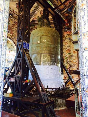 Trên tháp treo quả Đại Hồng Chuông 36 m được xem là quả chuông nặng nhất Việt Nam, các bạn có thể ghi những lời nguyện lên giấy và dán lên chuông rồi ngân lên một tiếng chuông thành tâm cầu nguyện. 
