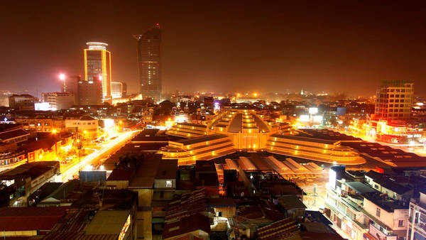 Ngắm Phnompenh ban đêm: Đây được đánh giá là một trải nghiệm đặc biệt với các du khách. Với số lượng sân thượng của các tòa nhà và quán bar tăng lên, du khách có thể ngắm toàn cảnh thành phố với ánh đèn tuyệt đẹp từ trên cao. Ảnh: Flickr.