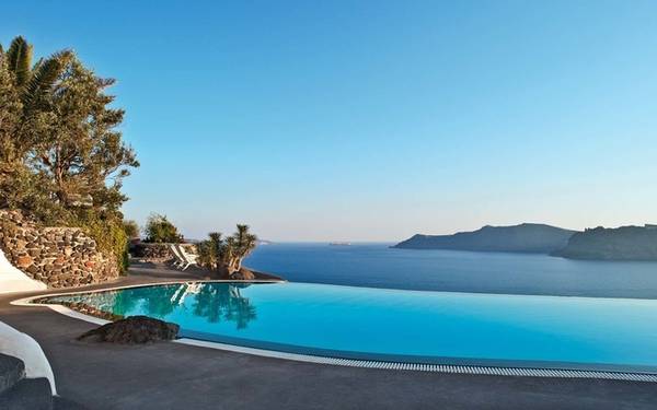 Perivolas, Santorini, Hy Lạp Với tầm nhìn ra biển Aegean, khách sạn 5 sao này sở hữu một bể bơi vô cực tuyệt đẹp. Một số phòng suite được nâng cấp, trang bị thêm bể bơi riêng sẽ đem đến những trải nghiệm thú vị.