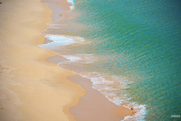 Bãi biển trắng tinh với màu nước trong vắt, đủ mọi sắc thái tùy theo màu trời, đẹp và vắng lặng đến mức dễ tạo cảm giác chưa hề có dấu chân người qua lại.