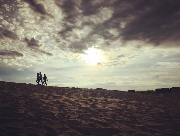 Xung quanh đồi cát Quang Phú còn một số đồi cát khác như đồi cát Nhân Trạch, Bàu Trưng. Các công ty du lịch đã đưa khách đến đây trải nghiệm. Ảnh: nghiemthien2302