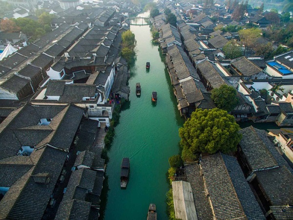 Ô Trấn nằm cách Thượng Hải khoảng 90 dặm, nằm dọc theo Đại Vận Hà, con kênh đào dài nhất thế giới với 1.800km, từng là một tuyến giao thương thủy huyết mạch liên kết giữa Hàng Châu và Bắc Kinh và ngược lại.