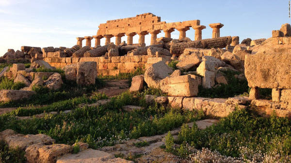 Công viên địa chất Selinunte, Sicily: Hành trình khám phá dọc thành phố cổ Selinunte trên bờ biển ở vùng Sicily đưa du khách tới 5 ngôi đền nổi tiếng của nền văn minh cổ đại, bao gồm đền Hera nằm trên vách núi nhìn xuống biển.