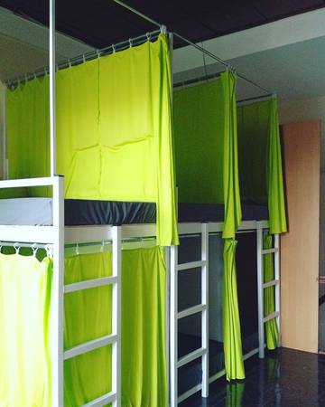 Mỗi dorm trang bị như màn che, đèn, tủ để đồ riêng và ổ cắm điện tạo không gian riêng tư cũng như thoải mái đến cho khách lưu trú nơi đây.