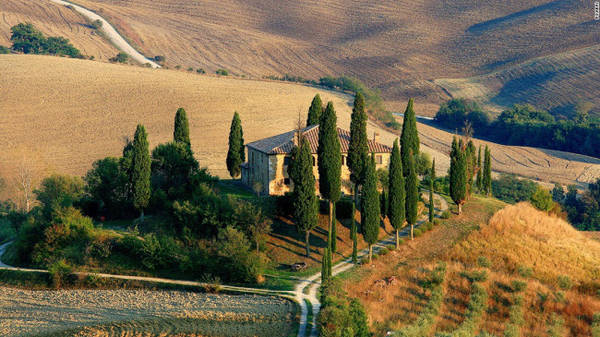 Tuscany: Khu vực này nổi tiếng với những ngọn đồi uốn lợn, làng quê thanh bình, vườn nho và khung cảnh đẹp như mơ. Nơi đây cũng có nhiều thành phố cổ hấp dẫn như Florence, và Pisa.