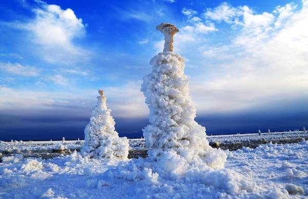 Tuyết bao phủ khu vực quanh hồ Manas tại khu tự trị Tân Cương. Do ở vĩ độ cao nên tầm tháng 10-11, khu vực này đã chìm trong giá lạnh.