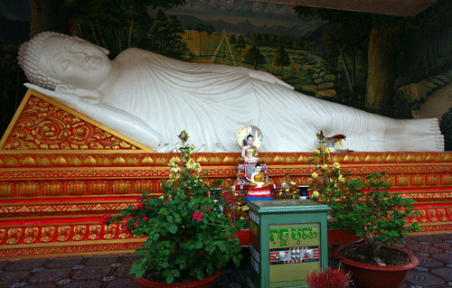 Tượng Phật nằm - một trong những nơi được nhiều du khách dừng lại thắp nén hương mỗi dịp ghé thăm chùa.