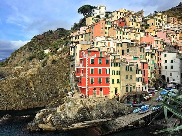 Những ngôi nhà sắc màu là "đặc sản" của Riomagiore cũng như cả 5 làng Cinque Terre.