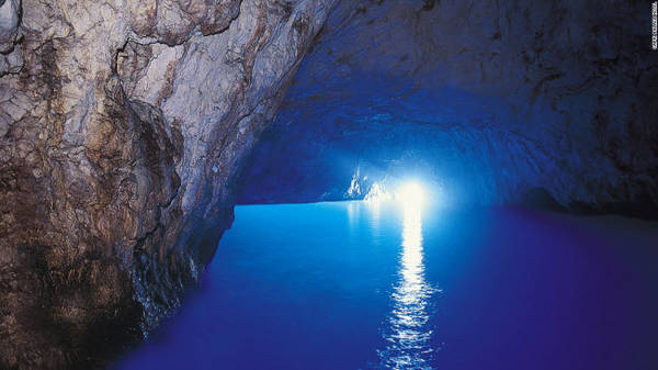  Blue Grotto, Capri: Blue Grotto là hàng động trên biển với ánh sáng xanh chiếu vào bên trong qua lối vào cao chưa đầy 1m.