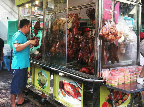 Nằm tại quận 5, nơi được mệnh danh là Chinatown của Sài Gòn, tập trung nhiều người Hoa sinh sống lâu đời, nên khu chợ cũng có một số món ăn Trung Quốc. Ảnh: kylerin.