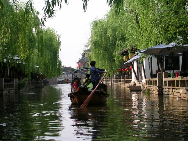 Đây là thủy trấn có hoạt động thương mại hóa nổi tiếng nhất Trung Quốc, trấn nằm ở khoảng giữa Thượng Hải và Tô Châu.