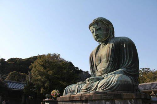 Tượng Phật A Di Đà Kamakura Tượng nặng 121 tấn, cao 13 m là một trong những tượng Phật lớn nhất Nhật Bản, nằm ở thành phố Kamakura, phía tây bán đảo Mura, thu hút hàng nghìn tín đồ Phật giáo tới thăm hơn 800 năm qua. Pho tượng trải qua nhiều biến cố lịch sử cũng như sự phá hủy của thiên tai, thời tiết khắc nghiệt khiến cho công trình là một điểm đến không thể bỏ lỡ. Ảnh: Alf Melin.