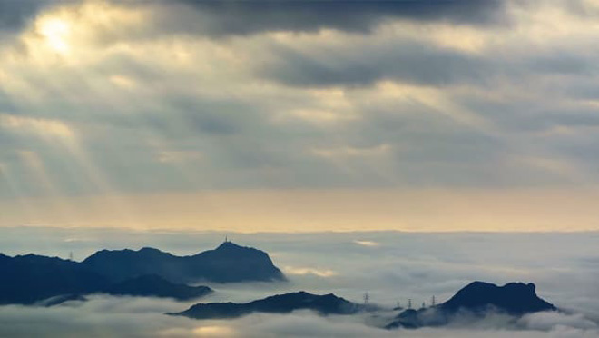 CNN Travel dẫn lời nhiếp ảnh gia Will Cho chia sẻ: “Lần đầu tiên tôi thấy một biển mây vờn quanh đỉnh Đại Mạo vào năm 2012, toàn thân tôi choáng váng”. Nhờ độ cao mà đỉnh Đại Mạo trở thành địa điểm ẩm ướt nhất ở Hong Kong. Nơi đây cũng nổi tiếng với góc nhìn xuống bao quát thành phố nhưng luôn có mây và sương mù bao phủ, và cũng rất tuyệt nếu ngắm được hoàng hôn. Đây thực sự là một điểm đến “đáng mơ ước” của các nhiếp ảnh gia.