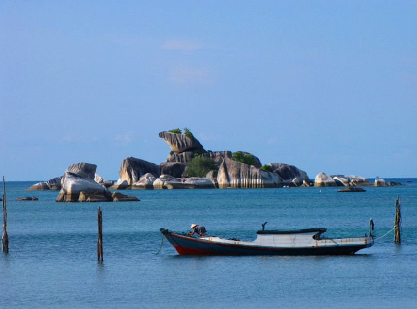 Tanjung Kelayang, đảo Belitung: Dù không nổi tiếng như indonesia-tieu-diem.html" title="Tin tức Bali" class="topic location autolink">Bali, nhưng Belitung cũng có những bãi biển được đánh giá cao, trong đó có Tanjung Kelayang. Được bao quanh bởi hơn 100 hòn đảo nhỏ, Belitung chỉ cách Jakarta 45 phút bay nhưng trong nhiều năm qua, nơi đây là địa điểm ít được du khách biết tới, đặc biệt là du khách quốc tế. Ảnh: Visitbangkabelitung.