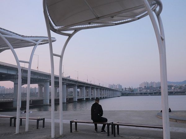 Cầu Banpo, sông Hàn buổi chiều.
