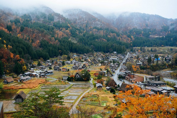 Làng cổ Shirakawa nằm ở phía Tây Bắc tỉnh Gifu, miền trung Nhật Bản, nổi tiếng với phong cảnh hữu tình, nép mình dưới chân dãy núi trập trùng bên dòng sông Shogawa. Năm 1995, ngôi làng hàng trăm năm tuổi này đã được UNESCO công nhận là Di sản thế giới và đón một lượng lớn khách du lịch mỗi năm.