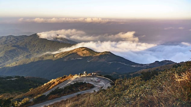 Đầu năm du khách đến Hong Kong hãy trải nghiệm leo lên Đại Mạo, đỉnh núi cao nhất Hong Kong (957 m). Từ trên núi có thể phóng tầm mắt để thấy một Hong Kong ẩn hiện giữa những biển mây.