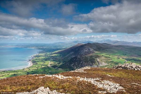 Núi Yr Eifl ở Gwynedd, gồm 3 đỉnh Tre''r Ceiri, Garn Ganol và Garn For.