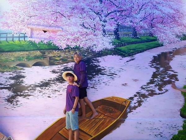 Các bức tranh khổ lớn, 20-30 m2/bức, được phía huyện Bình Sơn đặt hàng, có chủ đề "Năng động tuổi trẻ, kết nối văn hóa với thế giới". Do đó, du khách sẽ bắt gặp các bức họa thể hiện đặc trưng của Nhật Bản hay một số nước châu Âu.