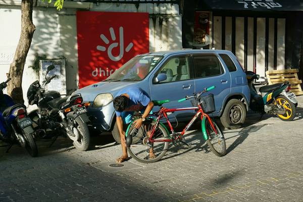 Một người đàn ông bị hỏng xe ở Malé