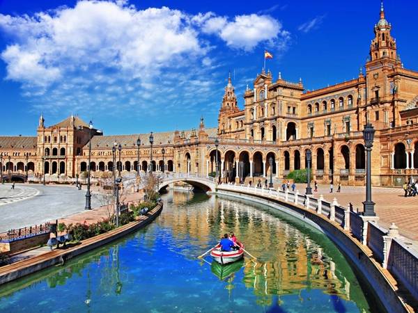 Quảng trường Tây Ban Nha ở Seville xây từ năm 1928 là một công trình được thiết kế với sự kết hợp hài hòa giữa phong cách Phục hưng, Morocco và kiến trúc bản địa.