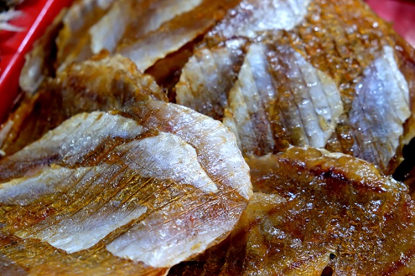 Khô cá bò được ép thành bánh. Khách mua về có thể chiên hoặc nướng lửa than.