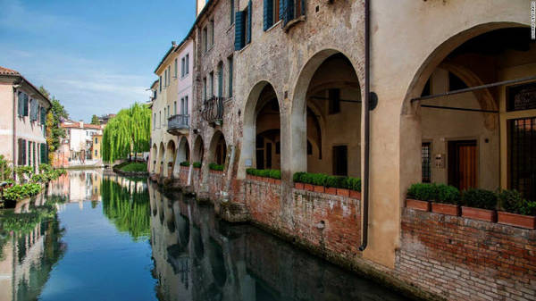 Treviso, Veneto: Hệ thông kênh, đường phố lát đá cuội, tường thành cổ kính và nhà thờ đã tạo nên sự cuối hút cho thành phố Treviso. Nó được ví như là phiên bản sao chép của thành phố Venice.