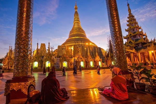 Điểm đến tiếp theo tại Yangon là Chùa Vàng Shwedagon, nơi những tín đồ Phật tử Myanmar đều mong một lần hành hương tới. Đỉnh tháp chính trong chùa Shwedagon cao tới 99 m, bao quanh là 1.000 tháp nhỏ lưu giữ nhiều báu vật linh thiêng của Phật giáo. Tháp vàng Shwedagon được dát hàng trăm lá vàng, gắn 4531 viên kim cương. Đáng chú ý nhất là viên kim cương 76 carat trên đỉnh tháp. Chùa mở cửa cho du khách tham quan với gái 8 USD/lượt, từ 4h tới 22h hàng ngày. Vào một số ngày lễ đặc biệt, chùa sẽ đón khách 24/24. Ảnh: Asia Trips.