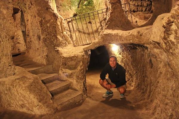 Derinkuyu là thành phố ngầm cổ sâu nhất đã được khai quật thuộc khu vực Cappadocia, trung tâm Anatolia, Thổ Nhĩ Kỳ. Nơi đây được coi là một kỳ quan thiên nhiên tuyệt đẹp, với những ống khói mang hình dáng độc đáo và nhiều hang động bị xói mòn. Những ngôi nhà rộng nằm rải rác dưới lòng đất nối thông với nhau bằng hệ thống đường hầm bí mật, mà người dân sử dụng để trú ẩn qua nhiều thế kỷ. Với độ sâu khoảng 80 mét và sức chứa lên tới 20.000 người, thành phố ngầm Derinkuyu có đầy đủ điều kiện để cư dân ẩn nấp và sống sót qua những cuộc chiến tranh xảy ra liên miên trong lịch sử.