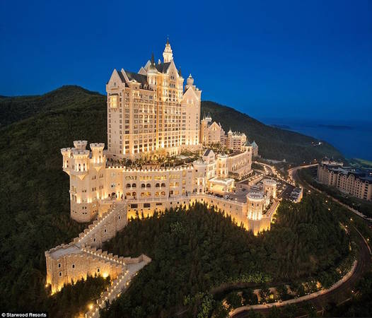 Castle Hotel (Khách sạn Lâu đài) mang vẻ đẹp như bước ra từ truyện cổ tích khi toạ lạc trên đỉnh núi Hoa Sen, nhìn xuống thành phố Đại Liên, tỉnh Liêu Ninh, Trung Quốc. Khách sạn thuộc sở hữu của Starwood Hotels & Resorts và là một phần trong bộ sưu tập The Luxury Collection.