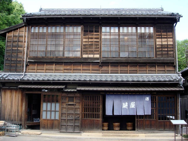Trước đó, các daimyo (lãnh chúa) phong kiến Nhật Bản chia thành 2 phe: quân phía Tây và quân miền Đông. Tokugawa ủng hộ nhóm thứ 2, gồm các lãnh chúa đến từ phía Đông đảo Honshu thuộc vùng đất của Tokyo hiện đại ngày nay. Trận chiến cuối cùng giữa 2 nhóm là Sekigahara, tướng quân Tokugawa giành chiến thắng. Sau đó, ông được phong là shogun (đại tướng quân) vào năm 1603 và đặt đại bản doanh ở Edo. Ảnh trên là một căn nhà được phục dựng theo kiểu nhà thời kỳ Edo tại bảo tàng ở Tokyo. Ảnh: thecuturetrip,.
