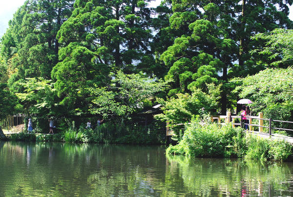 Kyushu là vùng đất phía nam Nhật Bản, có khí hậu nóng ẩm cùng thiên nhiên màu mỡ, ngoài ra còn là vùng đặc trưng với nhiều suối nước nóng và núi lửa. Du khách đến với Kyushu không thể bỏ qua thị trấn Yufuin ở tỉnh Oita. Trong hình là hồ Kinrinko, bao quanh bởi những thảm cây cỏ tươi tốt, giúp du khách dạo chơi có thể tìm chỗ nghỉ chân mát mẻ bất cứ lúc nào. Lớp vẩy của những con cá bơi lội trong hồ lấp lánh dưới ánh mặt trời buổi chiều, vì vậy hồ có tên Kinrinko nghĩa là "hồ vẩy cá vàng".