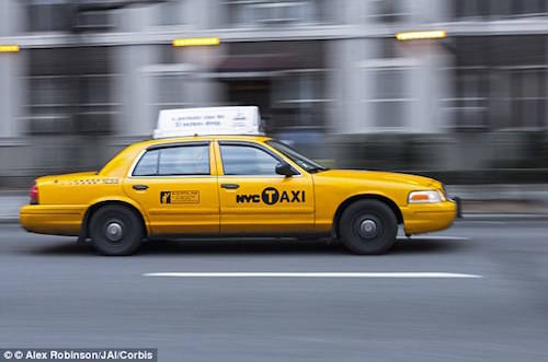 Chính quyền New York quy định tất cả taxi đều phải sơn màu vàng. Ảnh: Alex Robinson.
