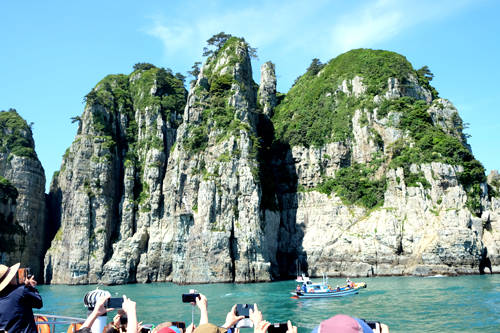  Đảo đá tự nhiên Haekumkang nằm giữa vùng biển phía nam.