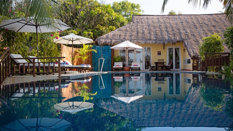 Victoria Phan Thiết Beach Resort & Spa được xây dựng theo phong cách đậm nét truyền thống với những ngôi nhà gỗ mái tranh mộc mạc.