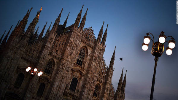 Duomo, Milan: Đây là nhà thờ theo cách kiến trúc Gô-tích được xây dựng trong thời gian gần 6 thế kỷ. Duomo là nhà thờ lớn nhất ở Italia (trừ nhà thờ St. Peter''s và Vatican) và là nhà thờ Thiên chúa lớn thứ 5 thế giới.