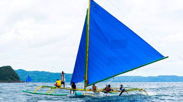 Đi thuyền buồm paraw thuyền thống ở Philippines Paraw là con thuyền hai lá buồm truyền thống của người dân Philippines. Chuyến đi biển sẽ đưa du khách hòa vào cuộc sống của những thủy thủ địa phương, khám phá các hòn đảo không người sinh sống ở gần Boracay. Ảnh: Largeminority.