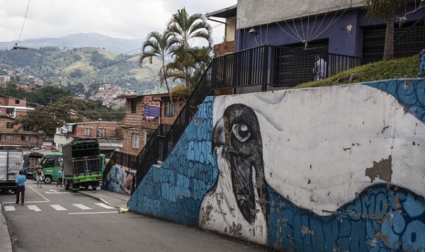 Ảnh: Juancho Torres Trong quá khứ, Medellín từng được gọi là "thành phố chết chóc" bởi vấn nạn buôn bán ma túy, hủy hoại cuộc đời con người. Ngày càng có nhiều du khách đến viếng thăm Medellín, thưởng ngoạn nghệ thuật đường phố trên đường Comuna 13.