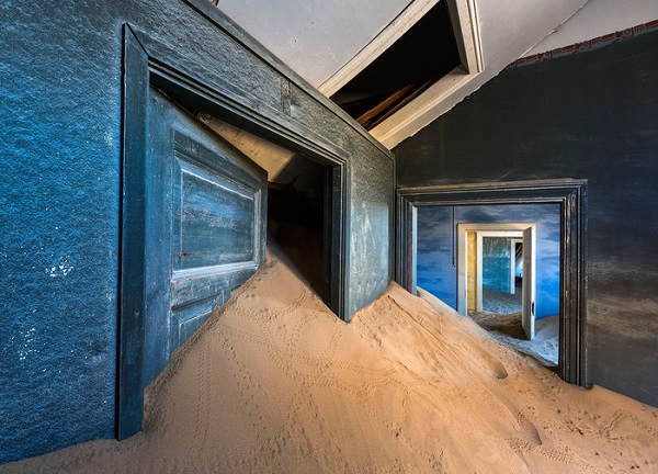 Một ngôi nhà ở bị sa mạc xâm lấn ở Kolmanskop - Ảnh: Ian Plant