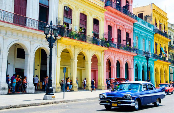 1. Văn hoá xe hơi Cuba có những ngôi nhà cổ màu sắc rực rỡ và những chiếc xe hơi cổ dọc theo những con phố của Old Havana.