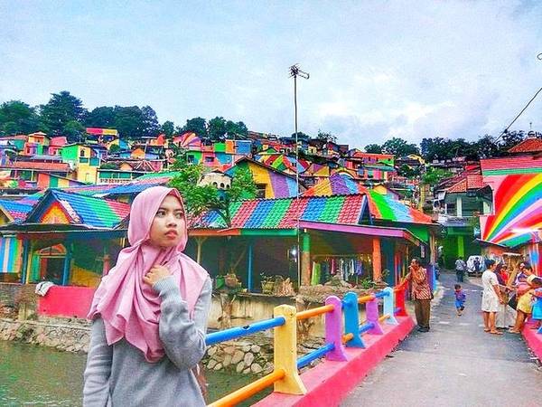 232 ngôi nhà trong làng Lampung Pelangi sau dự án đã thực sự trở thành một "tác phẩm nghệ thuật" khổng lồ, rực rỡ những sắc màu tươi sáng như cầu vồng.