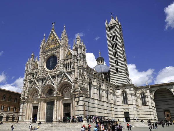 Nhà thờ Siena, Italy: Thành phố Siena, nằm ở Tuscany, có nhiều công trình kiến trúc xuất sắc, trong đó có nhà thờ Siena. Nhà thờ được xây dựng bằng đá cẩm thạch với mặt tiền được trang trí phức tạp. Bên trong tòa nhà là hàng nghìn tác phẩm nghệ thuật, từ gạch lát sàn, tranh khảm đến những bức tranh tường tráng lệ trên trần nhà. Đặc biệt nổi bật ở đây là các cột trụ bằng đá cẩm thạch màu đen và trắng đại diện cho màu sắc biểu tượng của thành phố. Ảnh: Yvon52/Shutterstock.