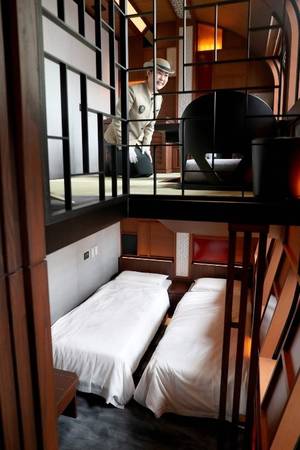 Toa sang trọng nhất trên tàu Shiki Shima được chia hai phần gồm phòng ngủ hai giường đơn, phòng khách và một phòng tắm bồn. Trang thiết bị và nội thất ở đây còn đầy đủ hơn nhiều căn hộ tại Tokyo.
