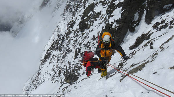 Người leo núi luôn phải đảm bảo sức khỏe thật tốt để trụ vững trong điều kiện khắc nghiệt