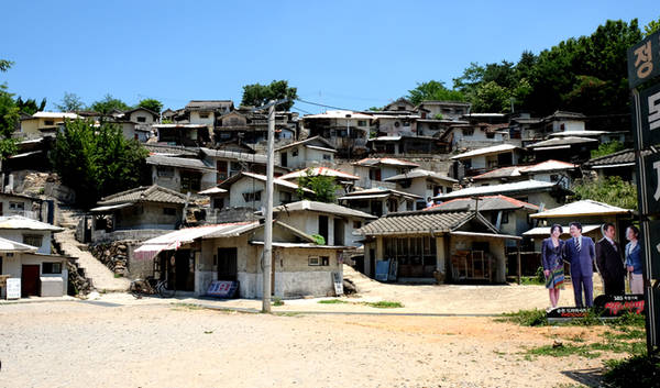 Ngôi làng của người dân nghèo được đặt trên ngọn đồi thoai thoải với nhiều ngôi nhà lụp xụp, nằm chen chúc nhau.