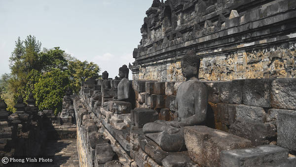 Ngôi đền có 9 ngăn xếp chồng lên nhau theo 6 hình vuông và 3 đường tròn, ở vị trí trung tâm của đỉnh đền là một mái vòm được bao quanh bởi 72 pho tượng đặt trong những tháp chuông. Người ta ước tính Borobudur được trang trí với khoảng 2.672 tấm phù điêu bằng đá và 504 tượng Phật.