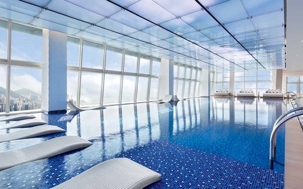 Ritz-Carlton, Hong Kong Bể bơi của khách sạn Ritz-Carlton nằm trên tầng 116 của toà nhà cao nhất Hong Kong, cũng là một trong những toà nhà cao nhất thế giới. Bể được bao quanh bởi khung cảnh cảng Victoria và đảo Hong Kong khiến du khách dễ dàng quên đi họ vẫn ở trong một khách sạn.