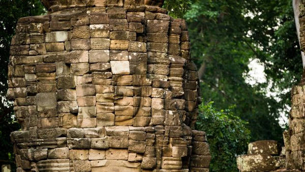 Nằm giữa những tán cây rừng và tảng đá vỡ, quần thể gồm 8 ngôi đền, nổi bật với các tháp đá chạm khắc những khuôn mặt mang nụ cười bí ẩn. Chúng được cho là mô tả lại vua Jayavarman hoặc các vị Phật. Ngoài ra nơi đây còn có các bức chạm tinh xảo nhằm thuật lại câu chuyện về tôn giáo và chiến tranh.