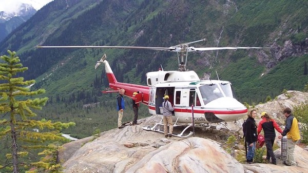 Ngồi trực thăng khám phá những dãy núi ở Canada Dãy núi Purcell nằm ở đông nam bang British Columbia, Canada là địa điểm khám phá của du khách trong ba ngày di chuyển bằng trực thăng. Ngoài ra du khách còn đi cùng các chuyên gia để trải nghiệm leo núi ở địa hình đồng tuyết và thung lũng. Ảnh: Bugaboos Adventures.